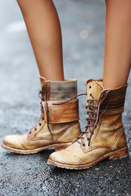 Modische und stützende orthopädische Stiefel