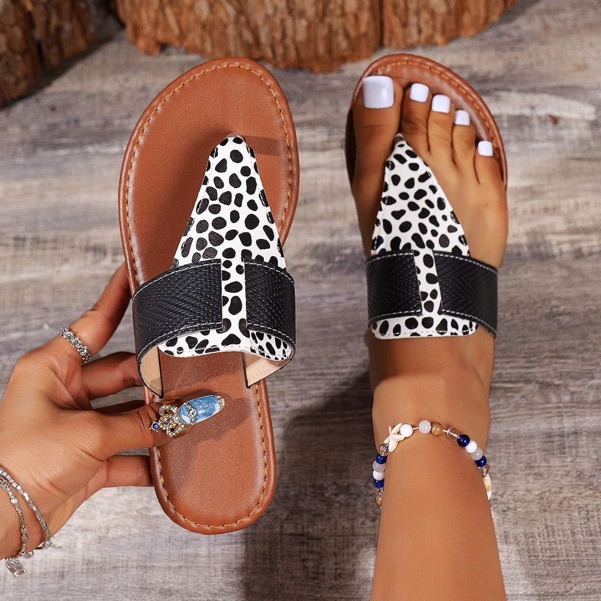Modische und stützende orthopädische Sandalen