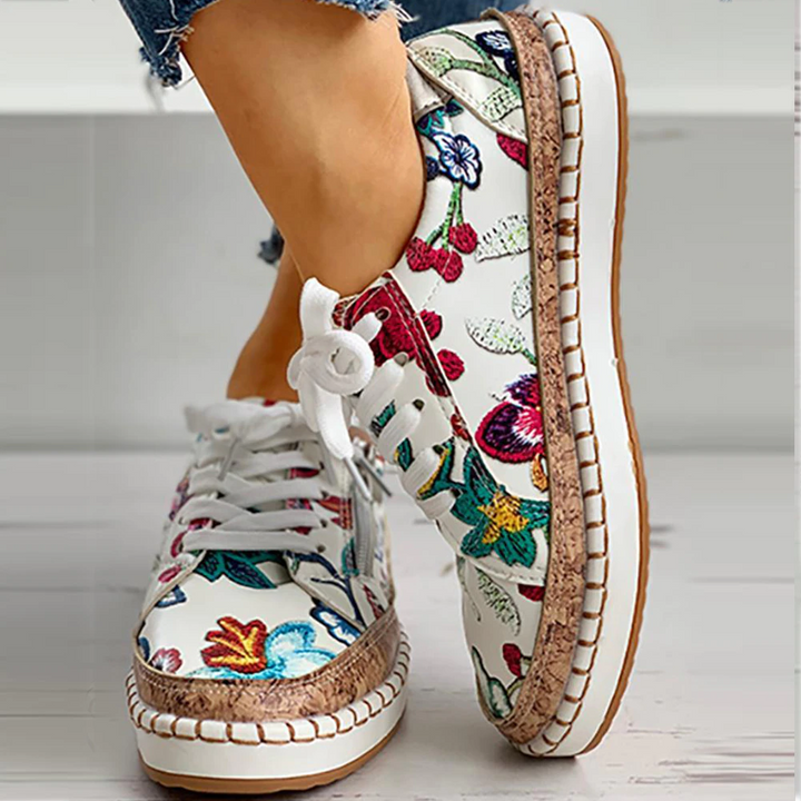 Einfache Turnschuhe mit Blumen