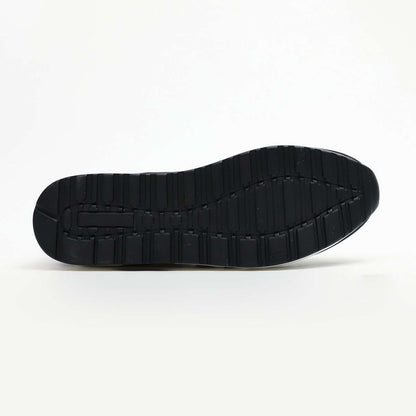 Elegante und detaillierte stützende Sneakers