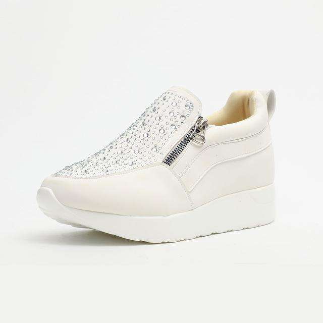 Elegante und detaillierte stützende Sneakers