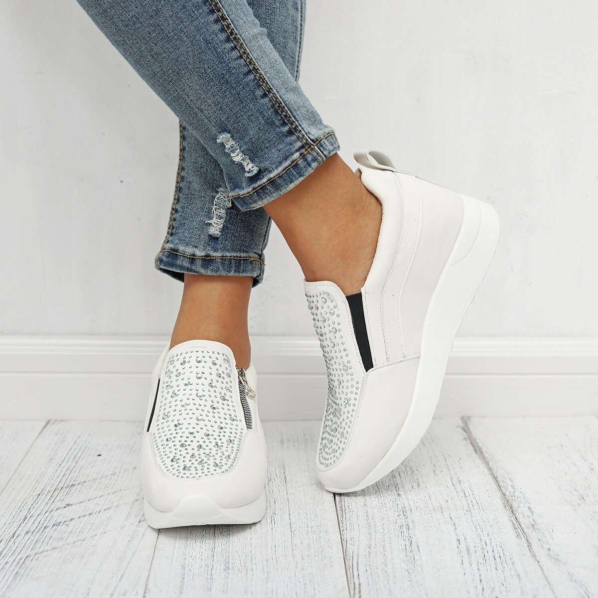 Elegante und detaillierte stützende Sneakers
