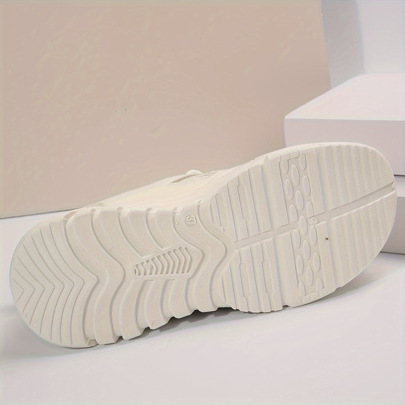 Sportliche und stützende orthopädische Schuhe