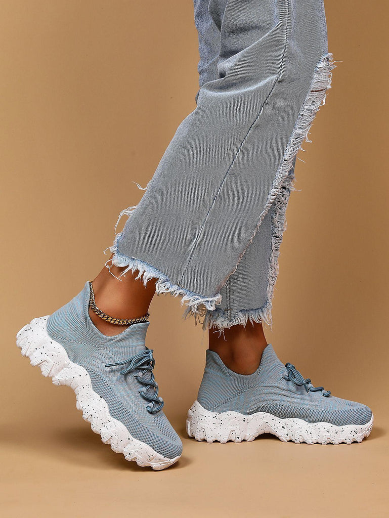 Elegante und detaillierte stützende Sneakers
