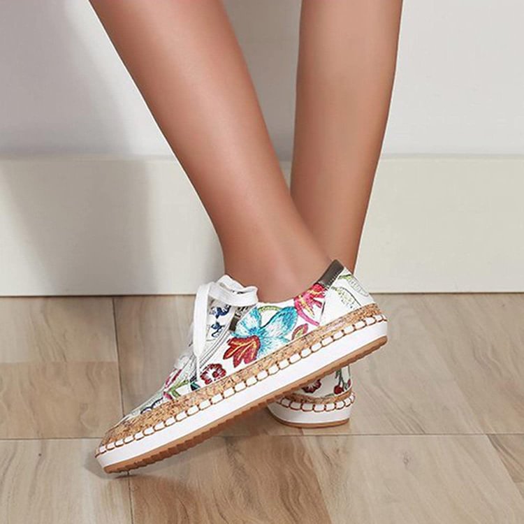Einfache Turnschuhe mit Blumen