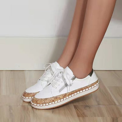 Einfache Turnschuhe mit Blumen