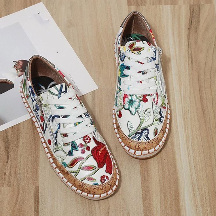 Einfache Turnschuhe mit Blumen