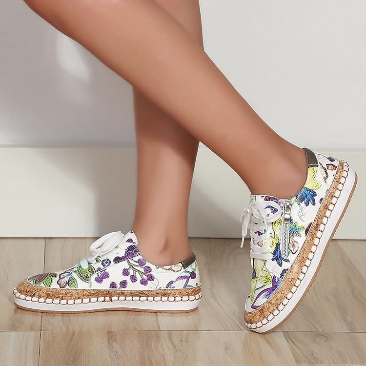 Einfache Turnschuhe mit Blumen