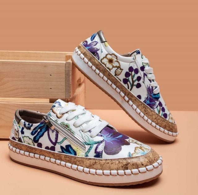 Einfache Turnschuhe mit Blumen