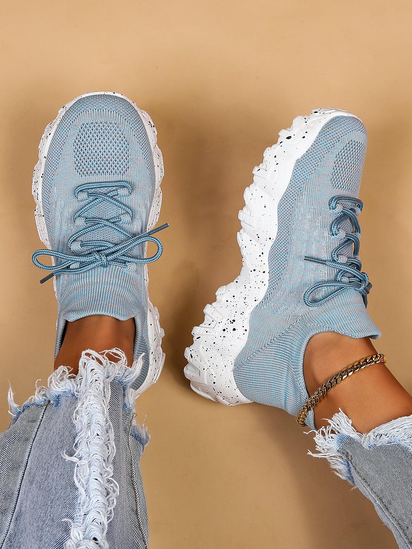 Elegante und detaillierte stützende Sneakers