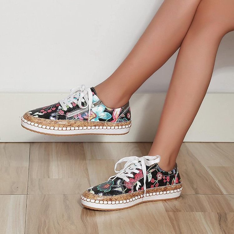 Einfache Turnschuhe mit Blumen