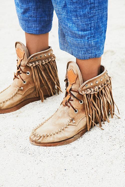 Modische und stützende orthopädische Stiefel