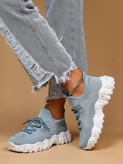 Elegante und detaillierte stützende Sneakers