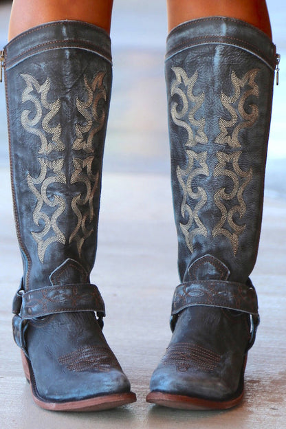 Modische und stützende orthopädische Stiefel