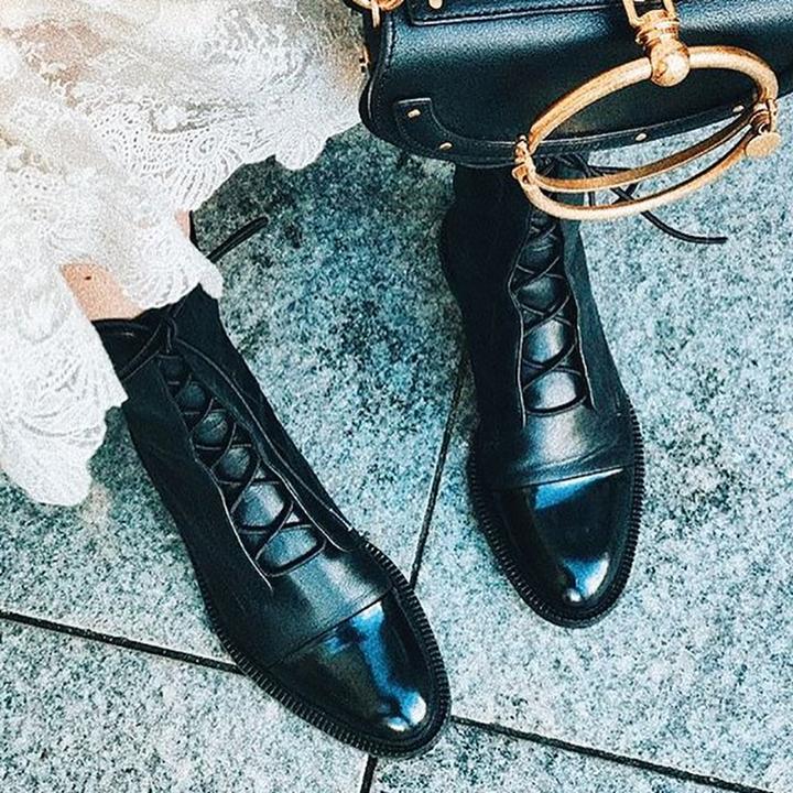 Unterstützende leichte orthopädische Stiefel