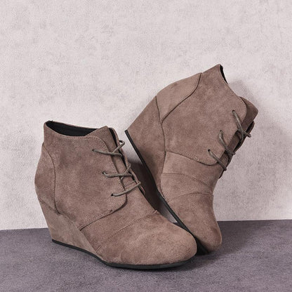 Stützende und modische orthopädische Schuhe