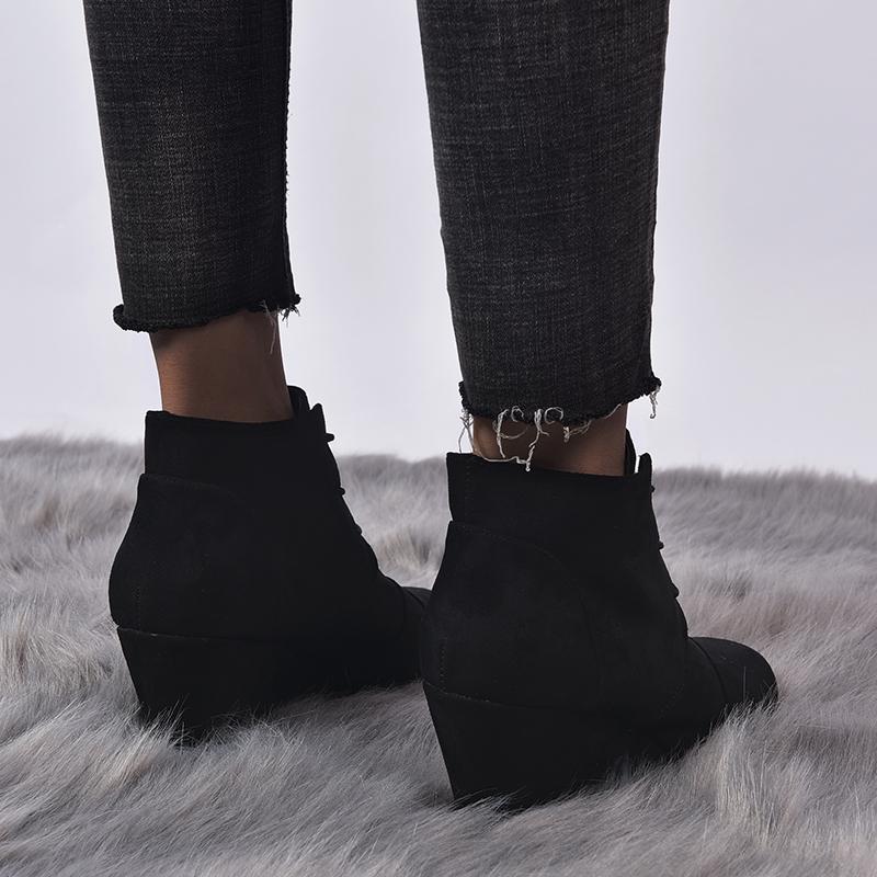 Stützende und modische orthopädische Schuhe