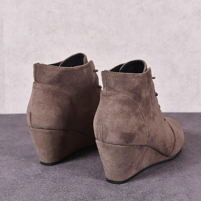 Stützende und modische orthopädische Schuhe
