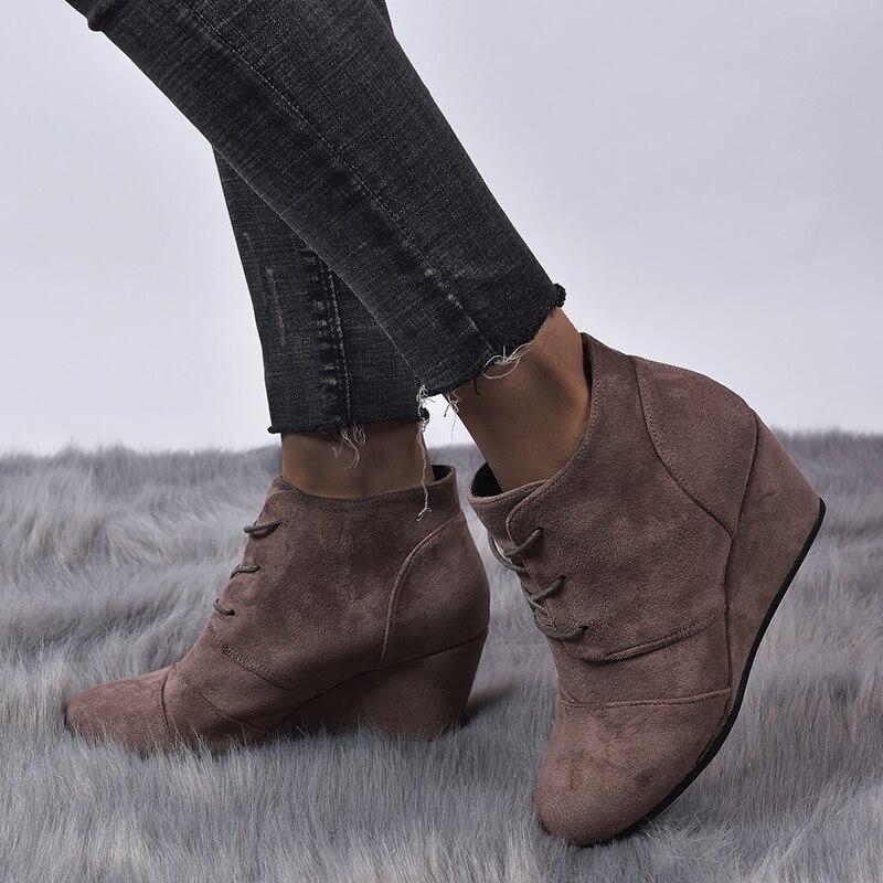 Stützende und modische orthopädische Schuhe