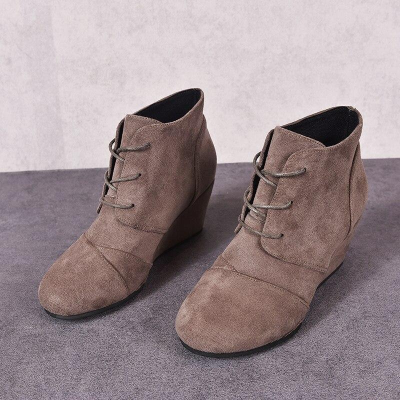 Stützende und modische orthopädische Schuhe