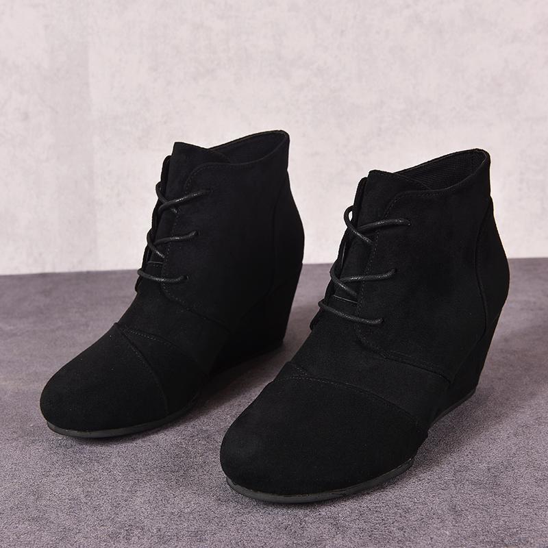 Stützende und modische orthopädische Schuhe