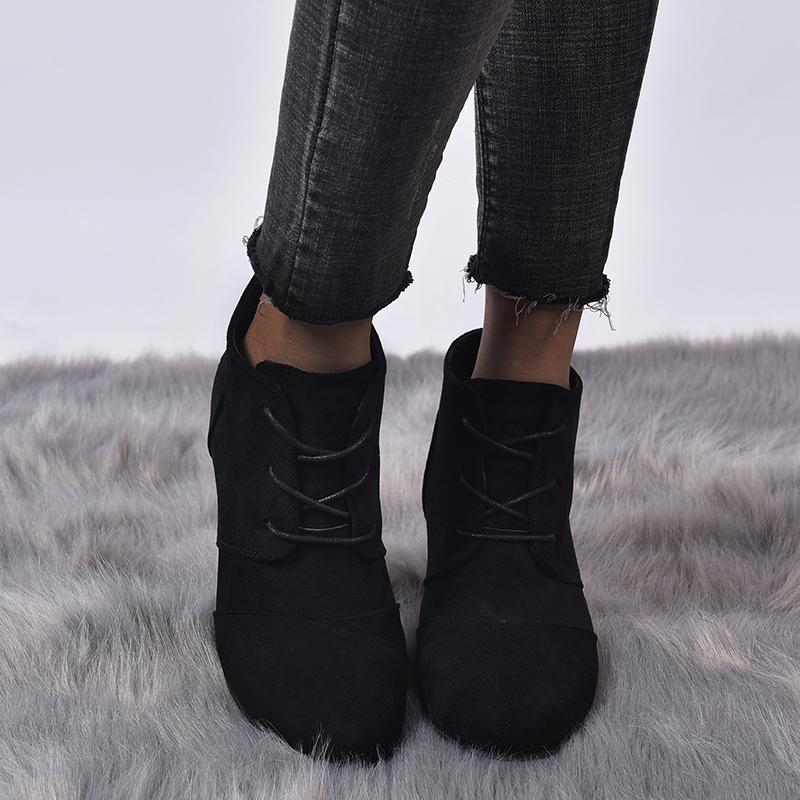 Stützende und modische orthopädische Schuhe