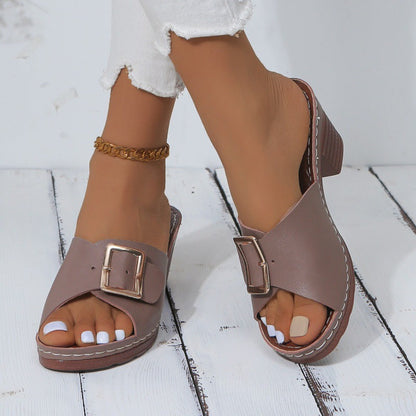 Modische und stützende orthopädische Sandalen