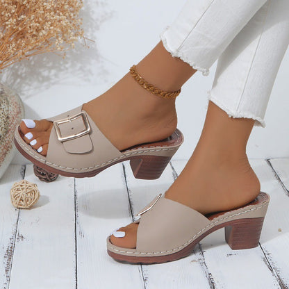 Modische und stützende orthopädische Sandalen