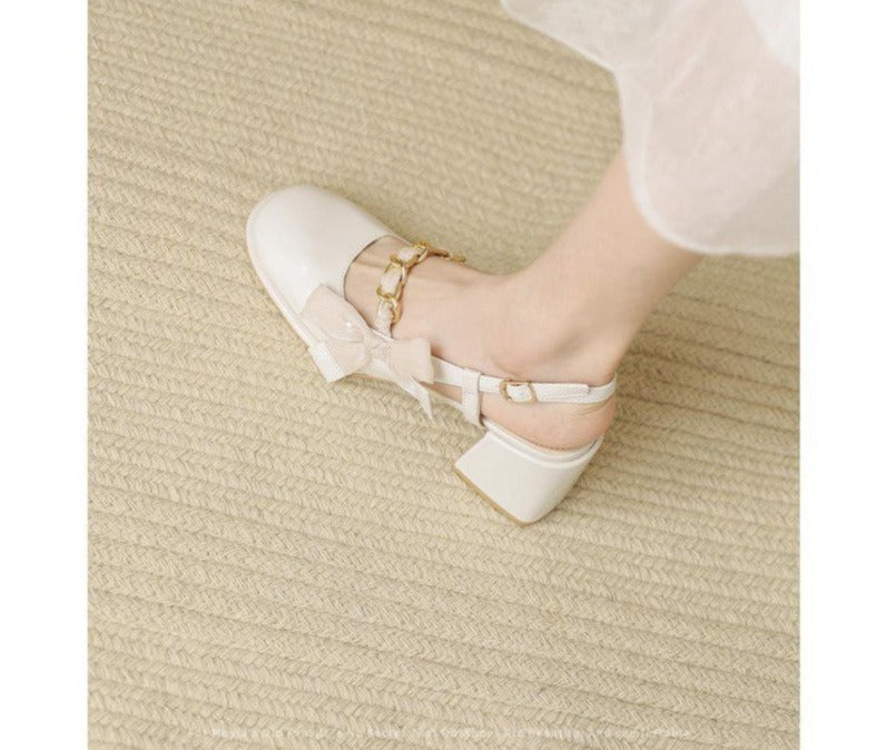 Elegante und detaillierte stützende Sommersandalen