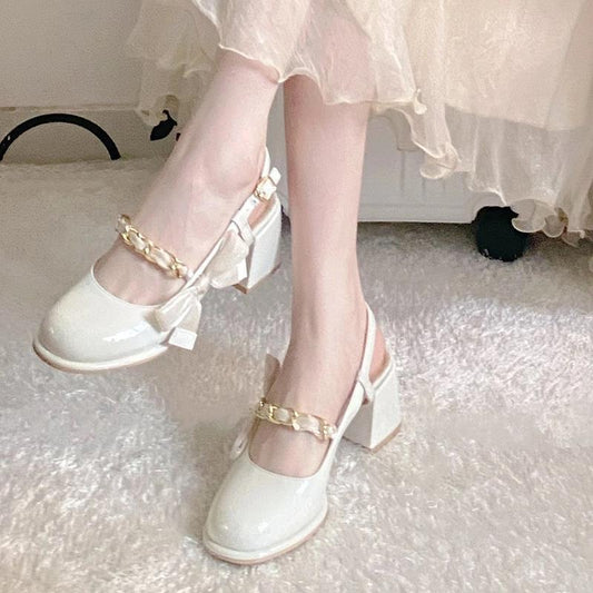Elegante und detaillierte stützende Sommersandalen