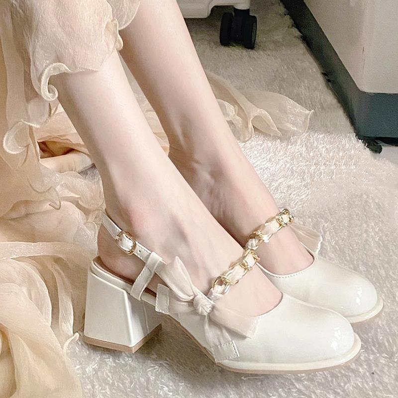Elegante und detaillierte stützende Sommersandalen