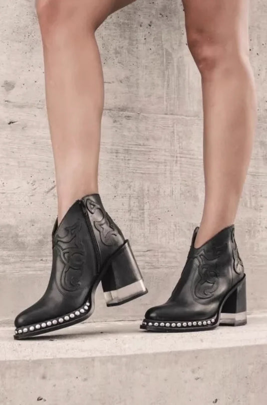 Stützende und trendige orthopädische Stiefel
