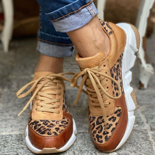 Moderne und stützende orthopädische Schuhe