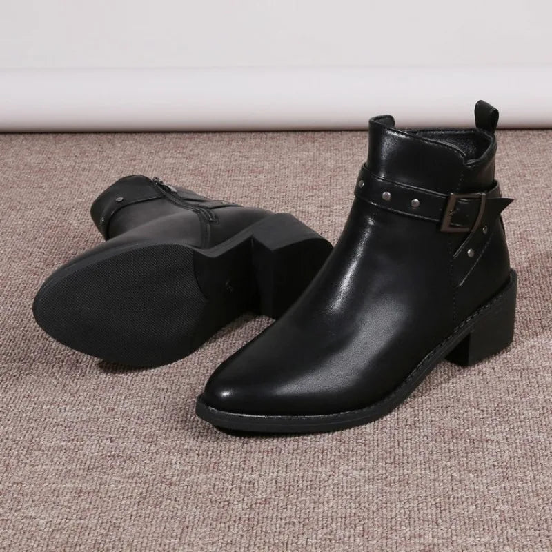 Modische und stützende orthopädische Stiefel