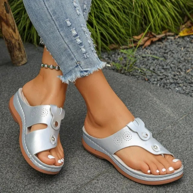Polierte und atmungsaktive orthopädische Sandalen