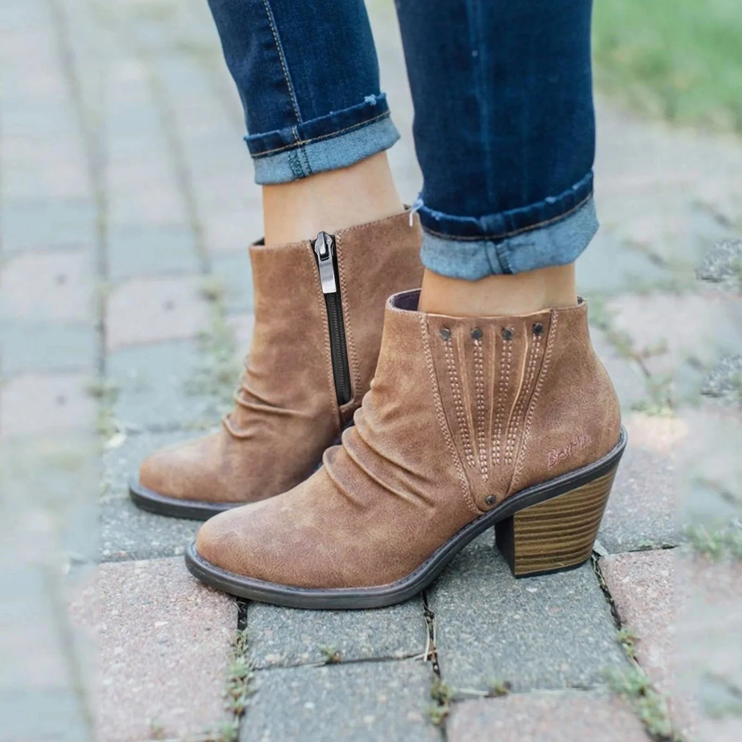 Stützende und modische orthopädische Stiefel