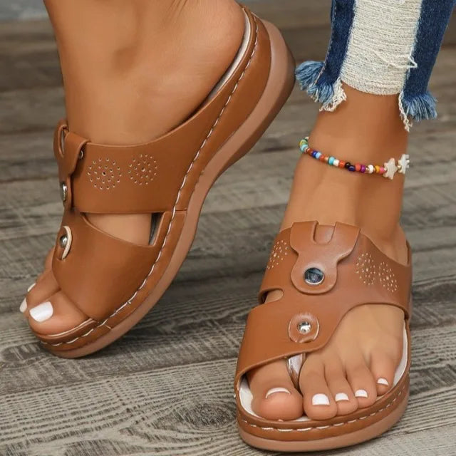 Polierte und atmungsaktive orthopädische Sandalen