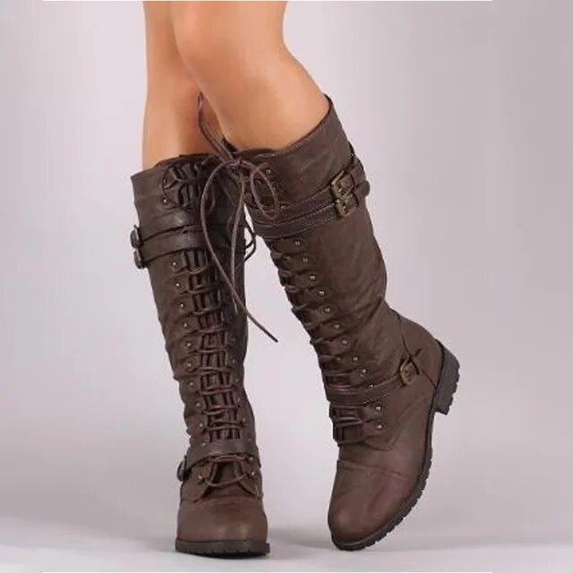 Elegante und detaillierte stützende Stiefel