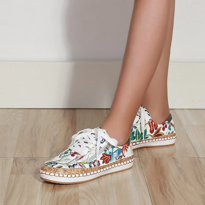Einfache Turnschuhe mit Blumen