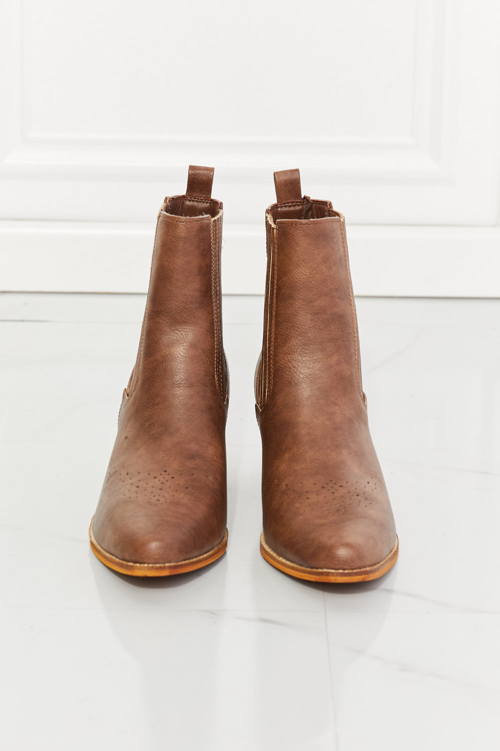 Sportliche und stützende orthopädische Schuhe